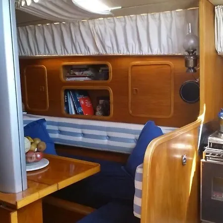 12 M Sailboat For Rent In On Dock Port Canto Hotel en barco