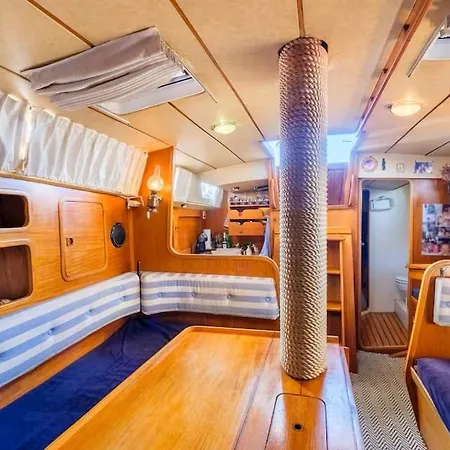 12 M Sailboat For Rent In On Dock Port Canto Hotel en barco *